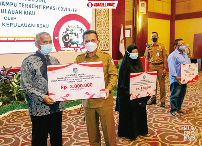Gubernur Kepri saat menyerahkan Bansos untuk Keluarga Tidak Mampu Terkonfirmasi Covid-19